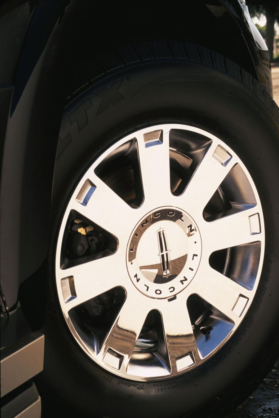  Lincoln Navigator 2003 года  (фото 30 из 59)
